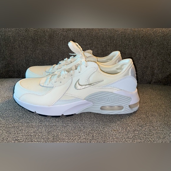New Women’s Size 9 Nike Air Max Excee Shoes